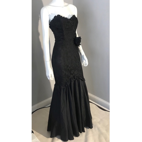 Strapless black evening gown - Picture 2 of 13